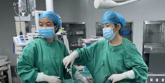 谭莉医生与赵岷慧医生手术中