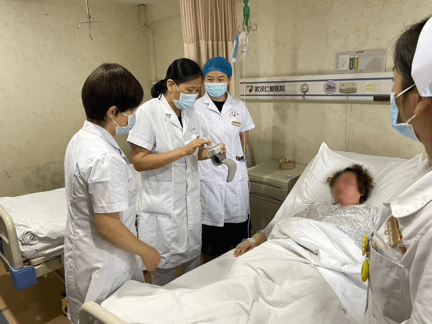 医生查房看望患者